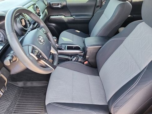 Used 2020 Toyota Tacoma TRD Sport w/ Technology Package image 9