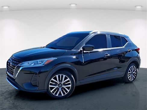 Used 2022 Nissan Kicks SV image 2