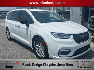Used 2025 Chrysler Pacifica Select image 1