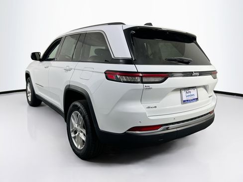 Used 2023 Jeep Grand Cherokee Laredo AWD/4WD image 7