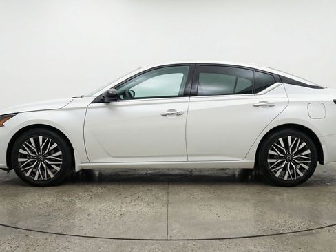 Used 2025 Nissan Altima 2.5 SV FWD image 5