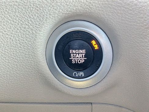 Certified 2024 Chrysler Pacifica Select image 32