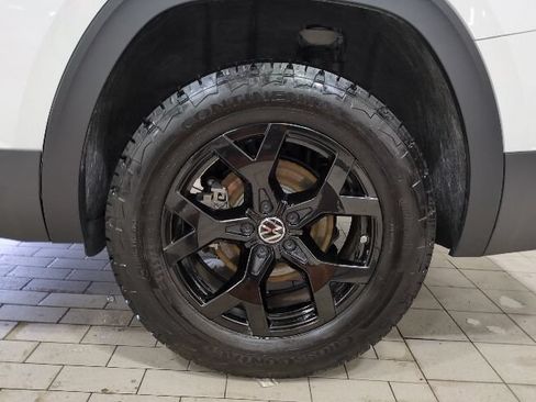 Used 2025 Volkswagen Atlas Peak Edition SE AWD/4WD image 29