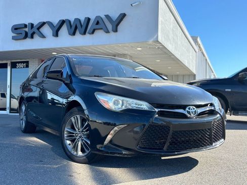 Used 2017 Toyota Camry SE w/ Moonroof Package image 1