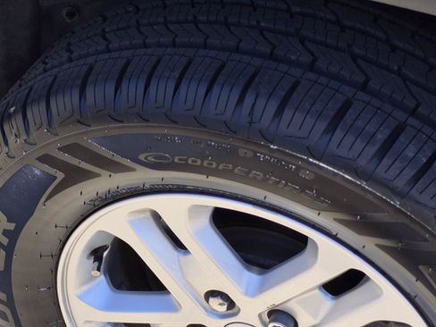 Used 2023 Jeep Grand Cherokee Laredo RWD image 7