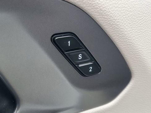 Used 2024 Chrysler Pacifica Touring-L FWD image 11