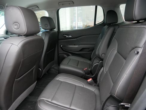 Certified 2023 GMC Acadia SLT w/ Preferred Package image 9