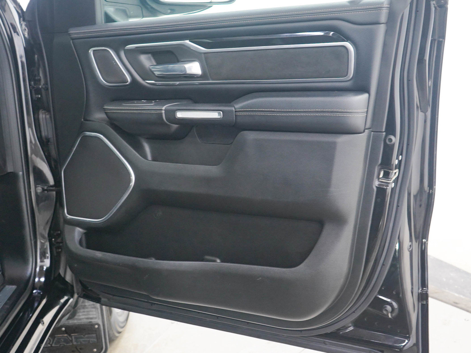 Used 2021 RAM 1500 Laramie AWD/4WD image 9