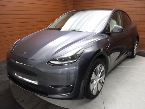 Used 2023 Tesla Model Y Long Range image 39