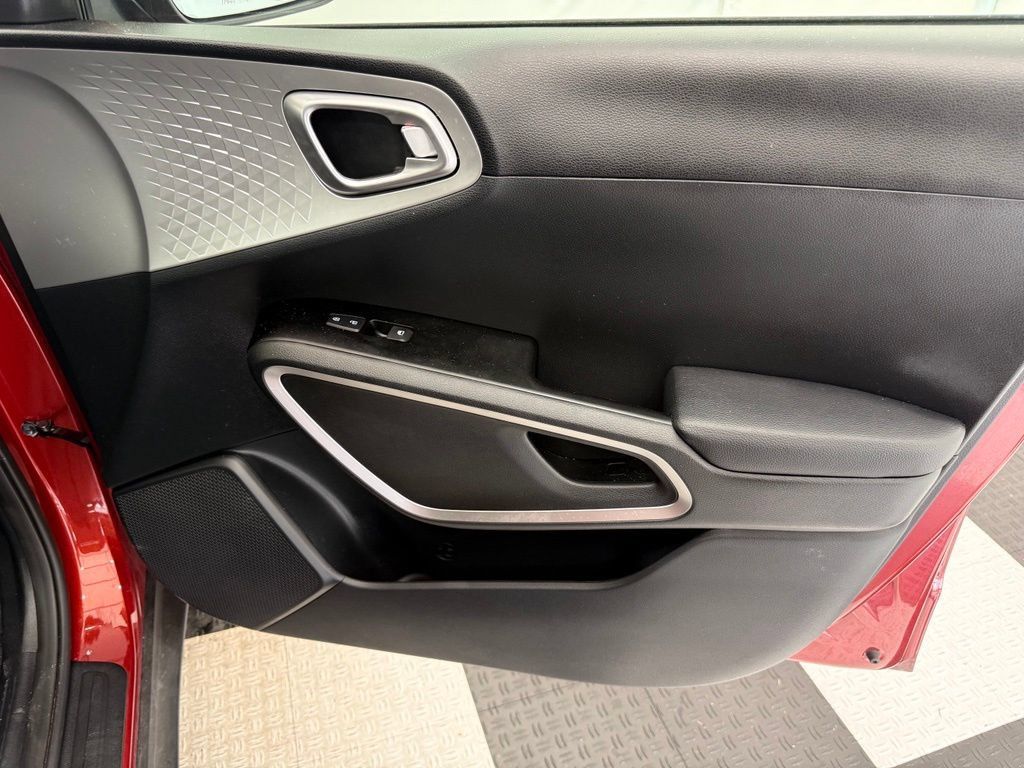 Used 2023 Kia Soul LX w/ LX Technology Package FWD image 21