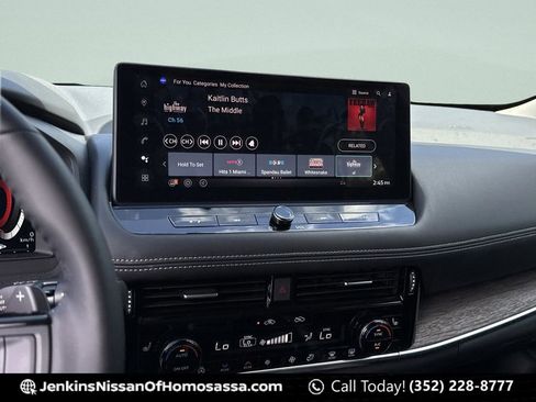 Used 2025 Nissan Rogue Platinum w/ Tech Package image 34