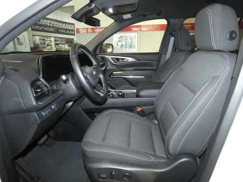 Used 2025 Chevrolet Traverse LT image 10