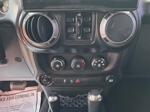 Used 2014 Jeep Wrangler Unlimited Sport w/ Quick Order Package 24S AWD/4WD image 17