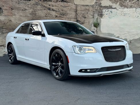 Used 2018 Chrysler 300 Limited RWD image 2