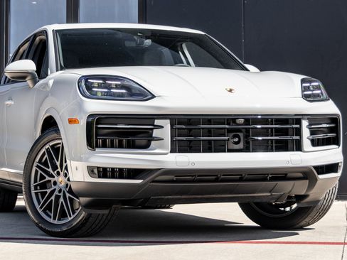 Certified 2025 Porsche Cayenne image 9