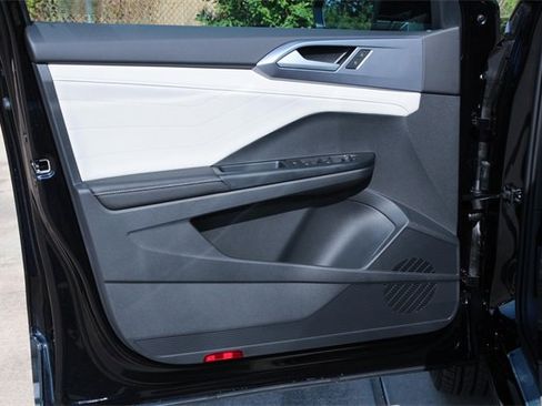 New 2025 Volkswagen Taos SEL image 11