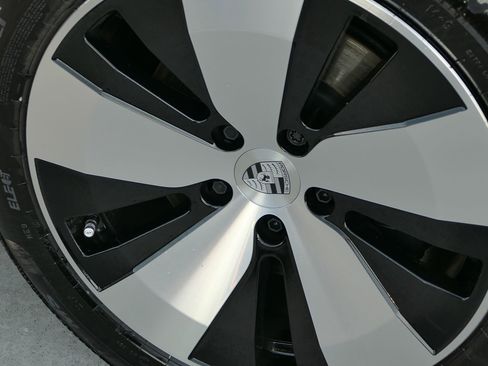 Used 2024 Porsche Macan 4 Electric image 10