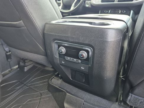 Used 2021 Chevrolet Suburban LT RWD image 13