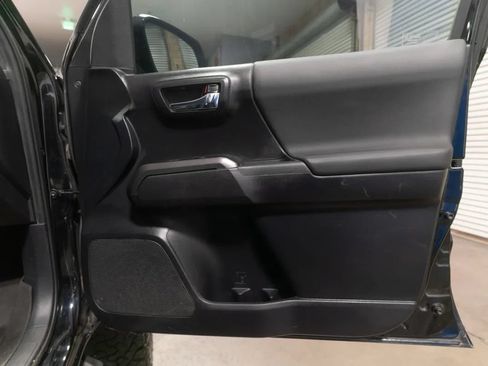 Used 2020 Toyota Tacoma TRD Sport w/ Technology Package AWD/4WD image 12