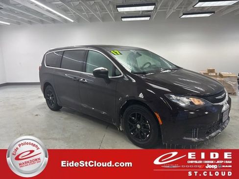 Used 2017 Chrysler Pacifica LX image 1