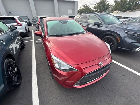 Used 2020 Toyota Yaris LE image 2