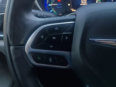 Used 2022 Chrysler Pacifica Limited w/ Uconnect Theater Family Group image 11