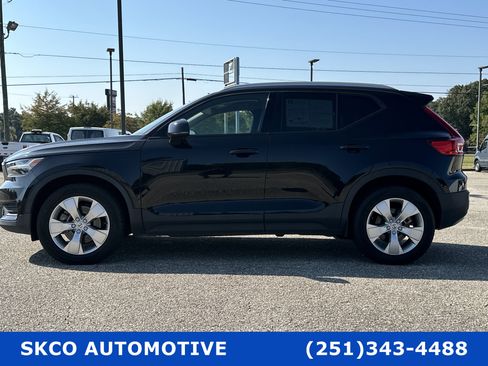 Used 2020 Volvo XC40 T5 Momentum image 2