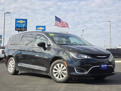 Used 2019 Chrysler Pacifica Touring-L image 2