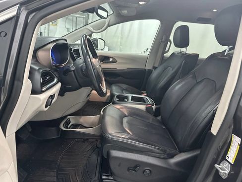 Used 2018 Chrysler Pacifica Touring-L Plus w/ Advanced Safetytec Group FWD image 22