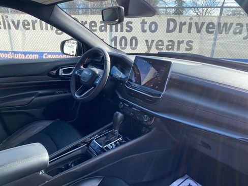 Used 2025 Jeep Compass Trailhawk image 16