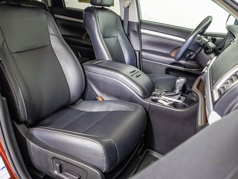 Used 2017 Toyota Highlander XLE AWD/4WD image 47