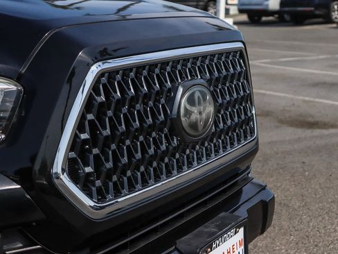 Used 2018 Toyota Tacoma TRD Sport w/ Technology Package image 5