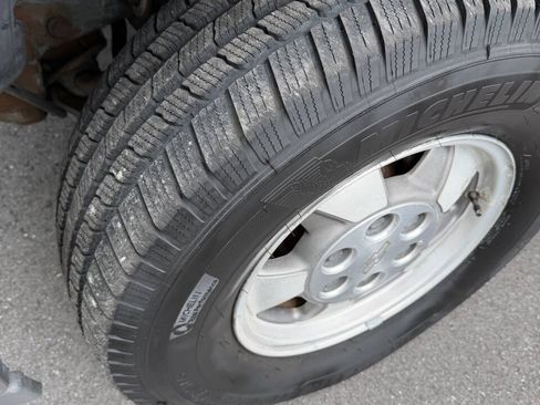Used 2002 Chevrolet Suburban LT RWD image 15
