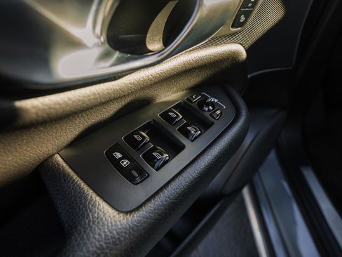 Used 2022 Volvo XC90 T6 Momentum w/ Climate Package image 26