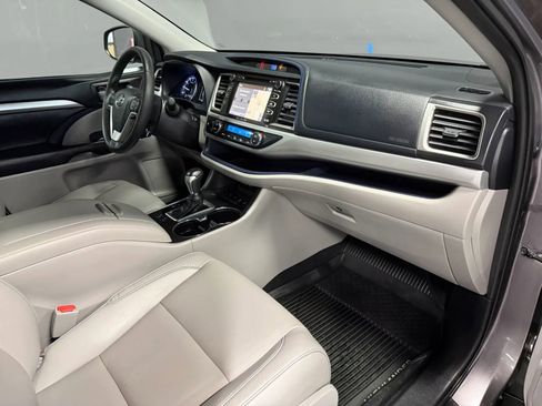 Used 2019 Toyota Highlander XLE AWD/4WD image 19