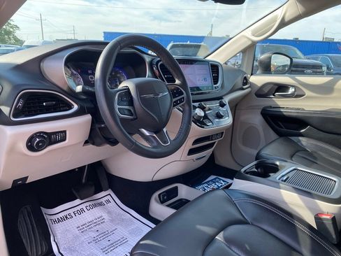 Used 2023 Chrysler Pacifica Touring-L FWD image 9