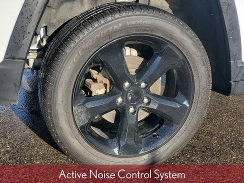 Used 2025 Jeep Grand Cherokee Limited w/ Black Appearance Package image 6