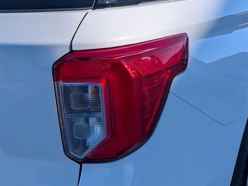 Used 2023 Ford Explorer Platinum w/ Technology Package image 17