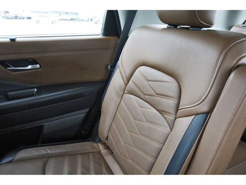Used 2025 Nissan Pathfinder Platinum FWD image 11