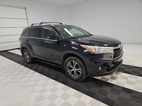 Used 2016 Toyota Highlander XLE image 2