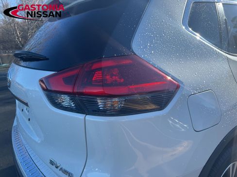 Used 2020 Nissan Rogue SV w/ Sun & Sound Touring Package image 17