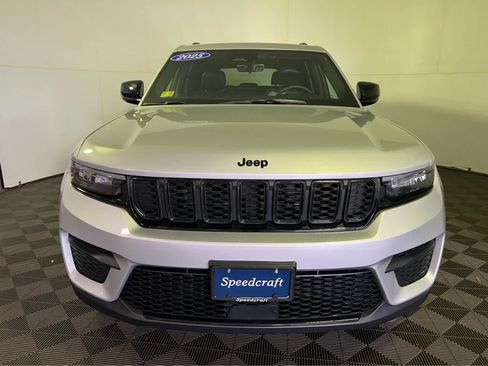 Used 2025 Jeep Grand Cherokee Altitude AWD/4WD image 2