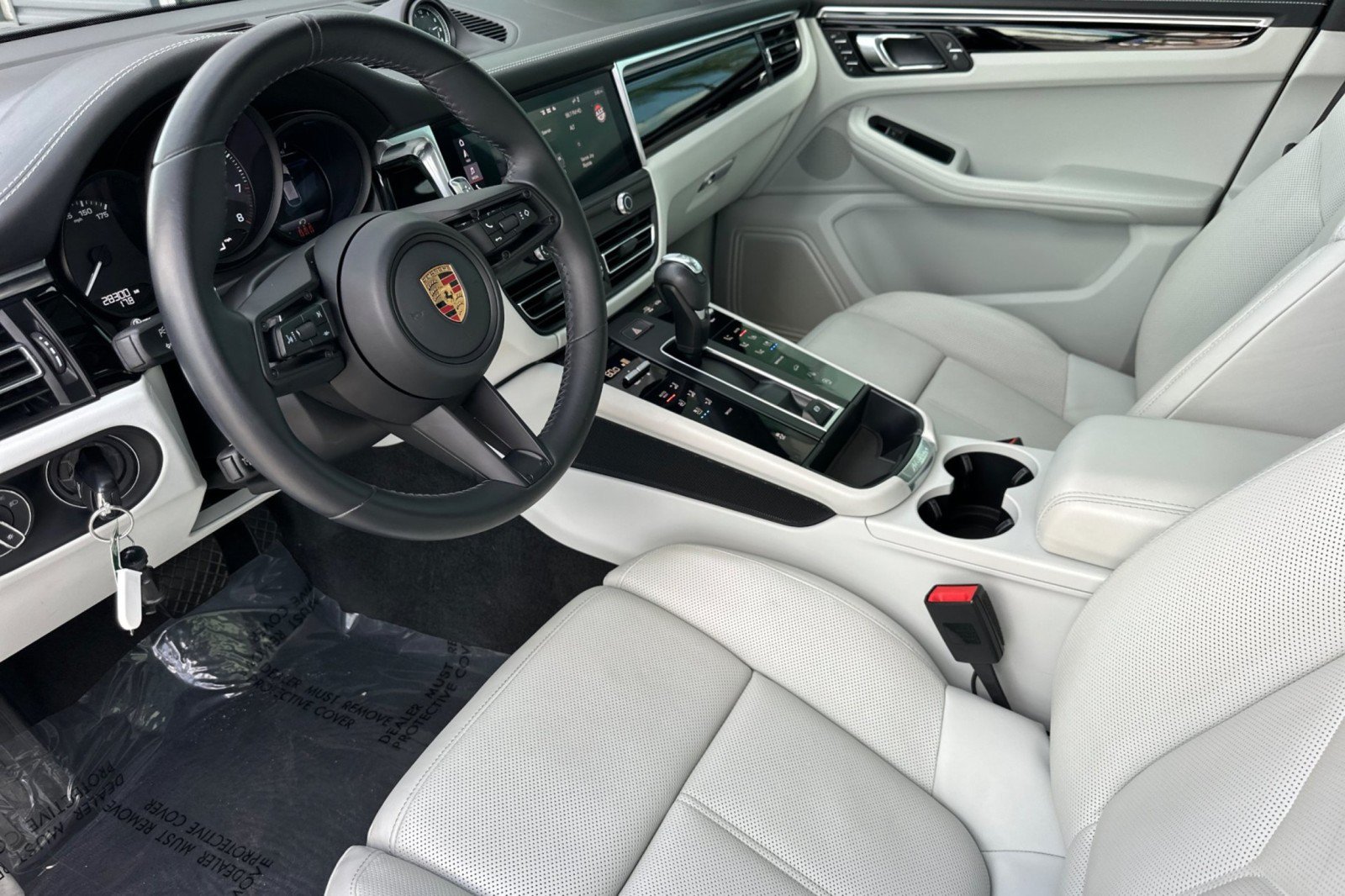 Certified 2023 Porsche Macan AWD/4WD image 4