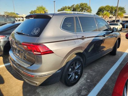Used 2022 Volkswagen Tiguan SE w/ Panoramic Sunroof Package FWD image 5