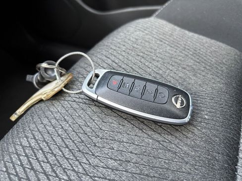 Used 2025 Nissan Rogue SV FWD image 18
