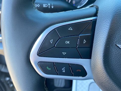 Used 2025 Chrysler Pacifica Select FWD image 17