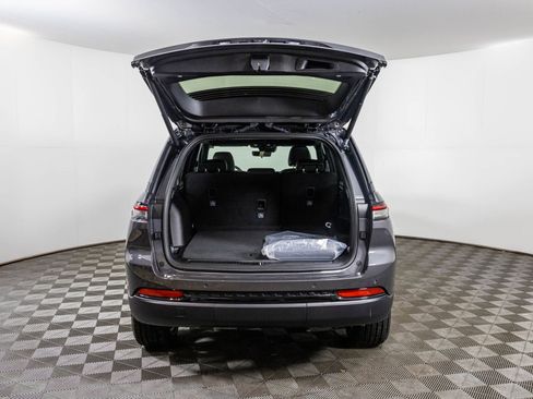 New 2025 Jeep Grand Cherokee Altitude image 33