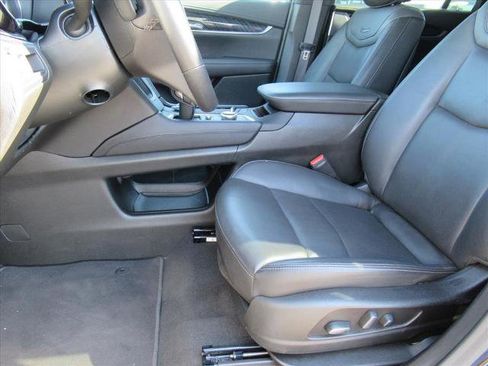 Used 2025 Cadillac XT6 Premium Luxury image 15