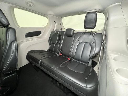 Used 2024 Chrysler Pacifica Touring-L image 6