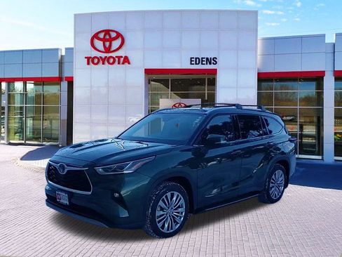 New 2025 Toyota Highlander Platinum image 8